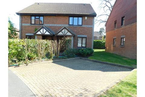 1 bedroom end of terrace house to rent, Tintagel Way, Woking GU22