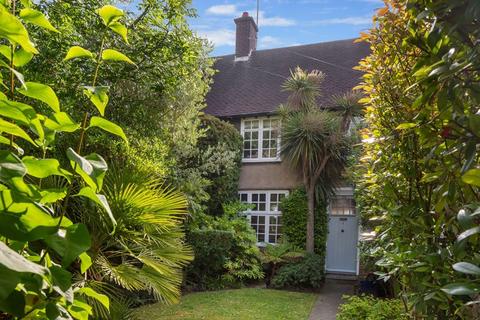 28 Midholm, London, NW11 6LN