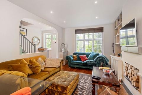 28 Midholm, London, NW11 6LN