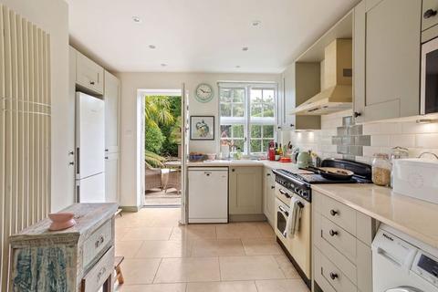 28 Midholm, London, NW11 6LN
