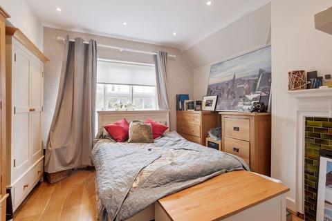 28 Midholm, London, NW11 6LN