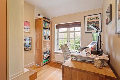 28 Midholm, London, NW11 6LN