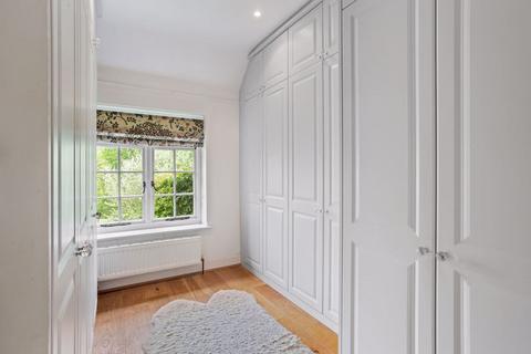 28 Midholm, London, NW11 6LN