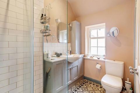 28 Midholm, London, NW11 6LN