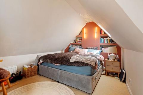 28 Midholm, London, NW11 6LN