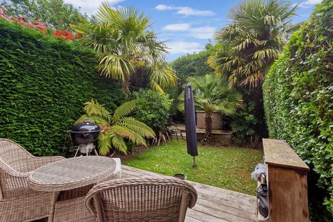 28 Midholm, London, NW11 6LN