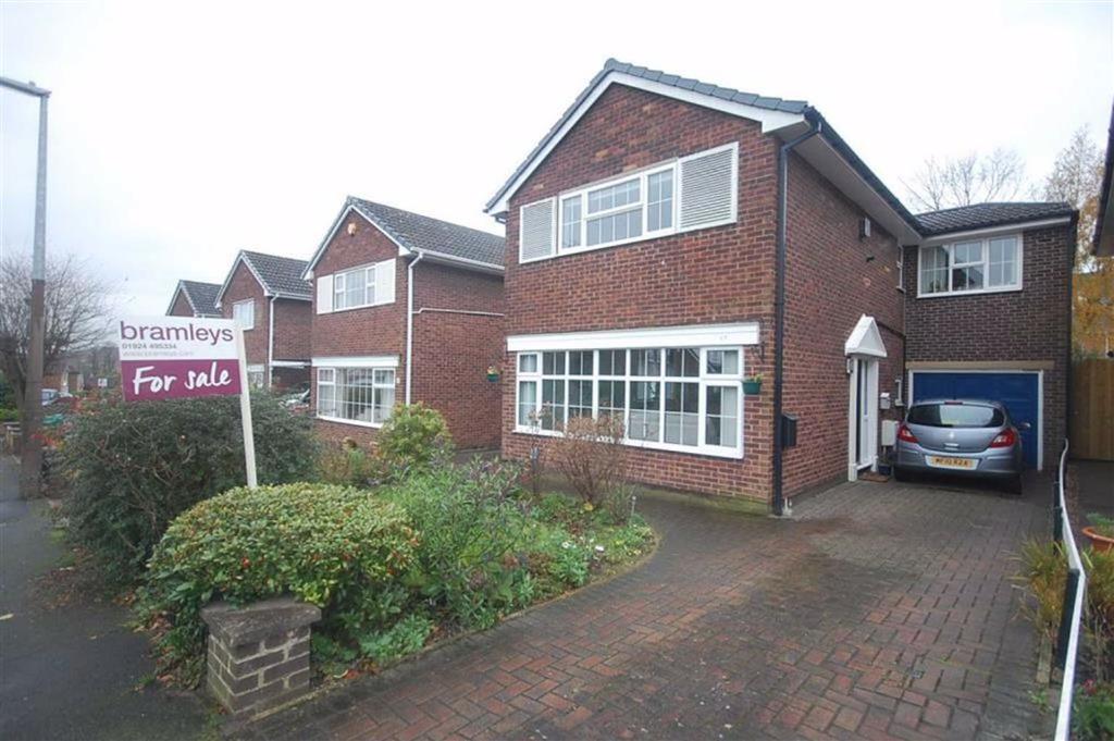 Beechwood Road, Mirfield, WF14 4 bed detached house £270,000