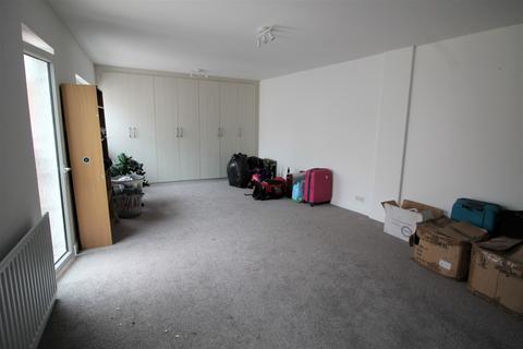 Studio to rent, Wimborne Avenue, Southall, Middlesex, UB2