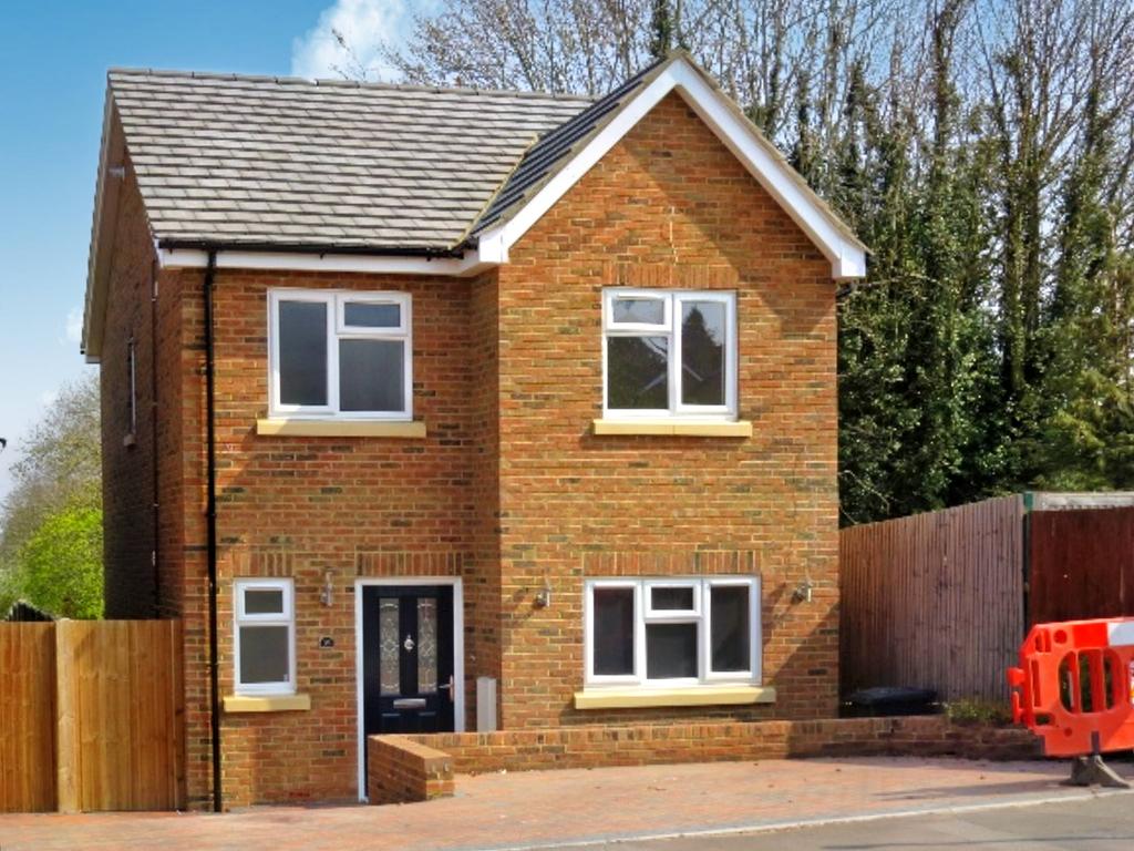 Bull Pond Lane, Dunstable LU6 3 bed detached house £1,400 pcm (£323 pw)