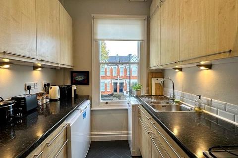 2 bedroom apartment to rent - Meadowcroft Road, Palmers Green, London, N13