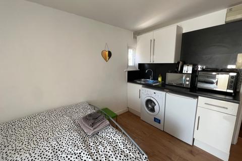 Studio to rent, Mill Lane, Hampstead