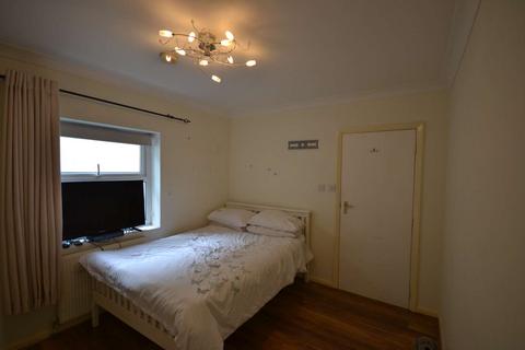 2 bedroom flat to rent, Trinity Road, Tooting, London