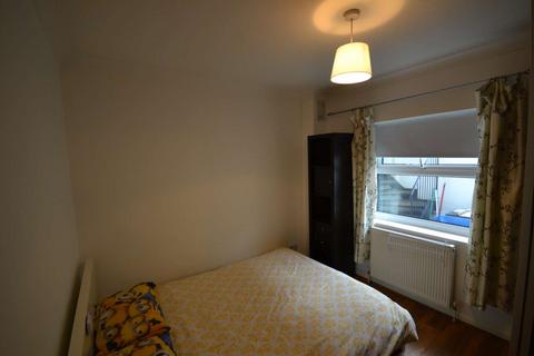 2 bedroom flat to rent, Trinity Road, Tooting, London