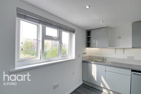 Studio to rent, Stainforth Road, IG2