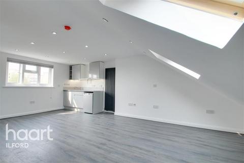 Studio to rent, Stainforth Road, IG2
