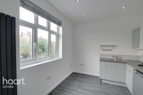 Studio to rent, Stainforth Road, Ilford