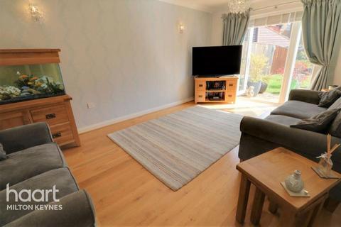 5 bedroom terraced house to rent, Ayrton Close, Grange Farm