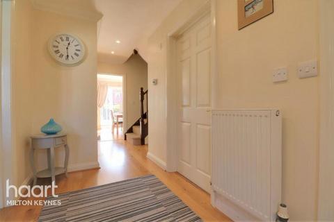 5 bedroom terraced house to rent, Ayrton Close, Grange Farm