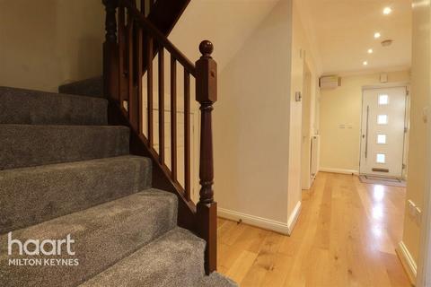 5 bedroom terraced house to rent, Ayrton Close, Grange Farm