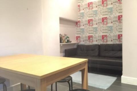 2 bedroom flat to rent - 7 Lawrence Street