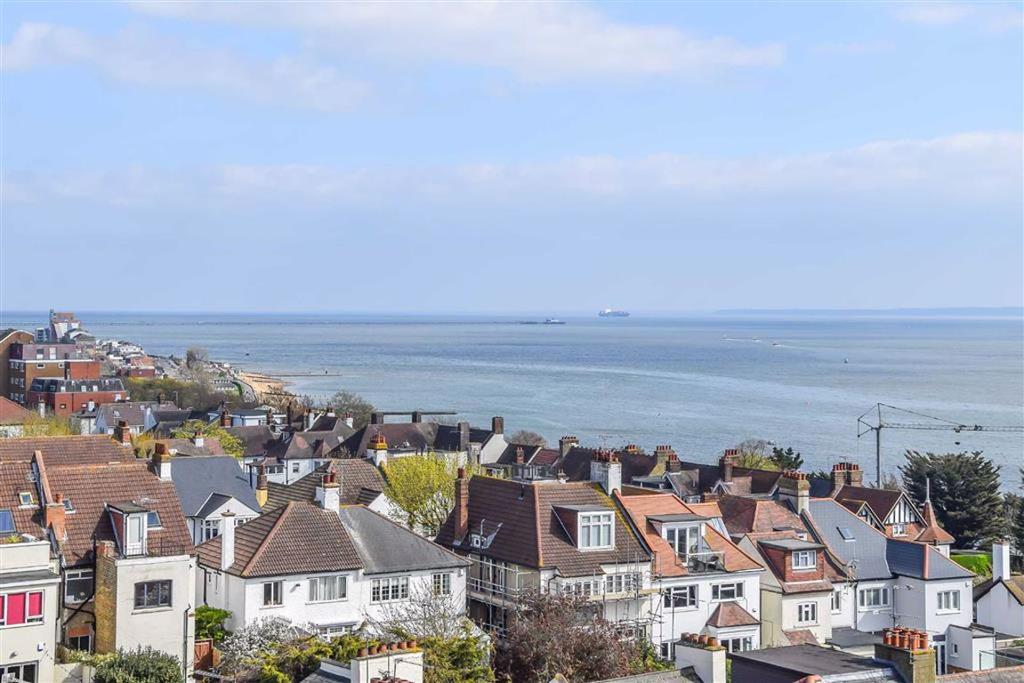 Grand Court West, Leighonsea, Essex 2 bed flat £295,000