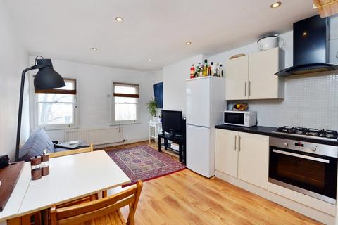 3 bedroom flat for sale - Kenninghall Road, Clapton