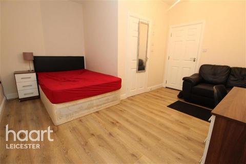 Flat to rent, Montague Road off Queens Road