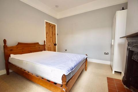 2 bedroom maisonette to rent, Boundary Road, London SW19