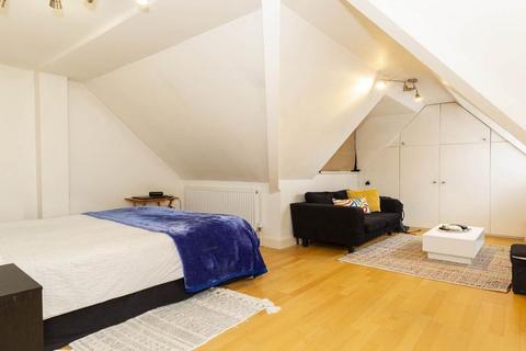 Studio to rent, NW1