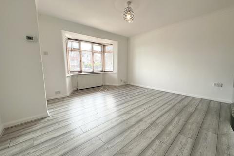 3 bedroom semi-detached house to rent, Broadlea Oval, Leeds