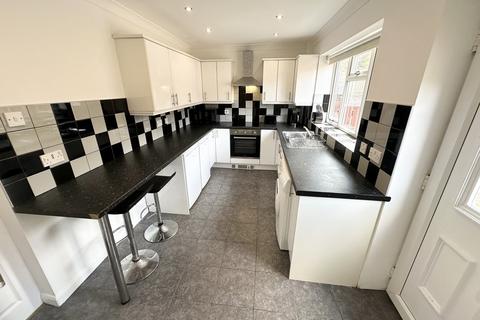 3 bedroom semi-detached house to rent, Broadlea Oval, Leeds
