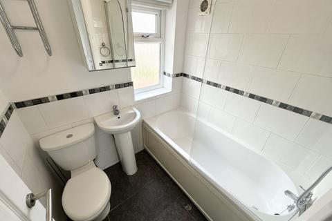 3 bedroom semi-detached house to rent, Broadlea Oval, Leeds