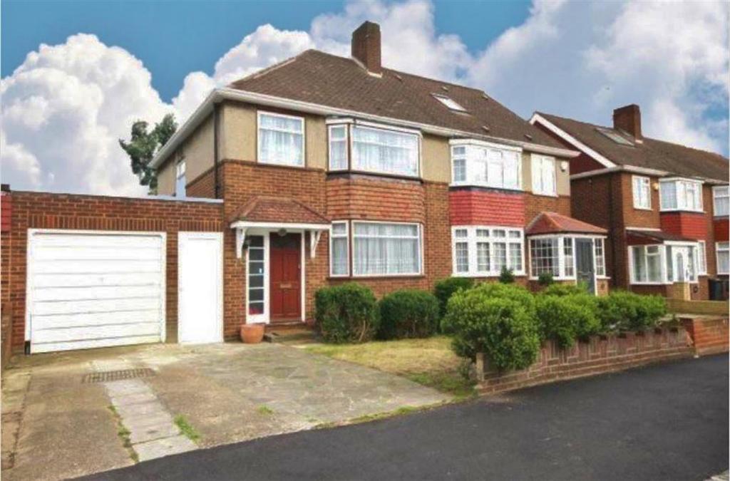 Arnold Crescent, Isleworth, TW7 3 bed semidetached house £560,000