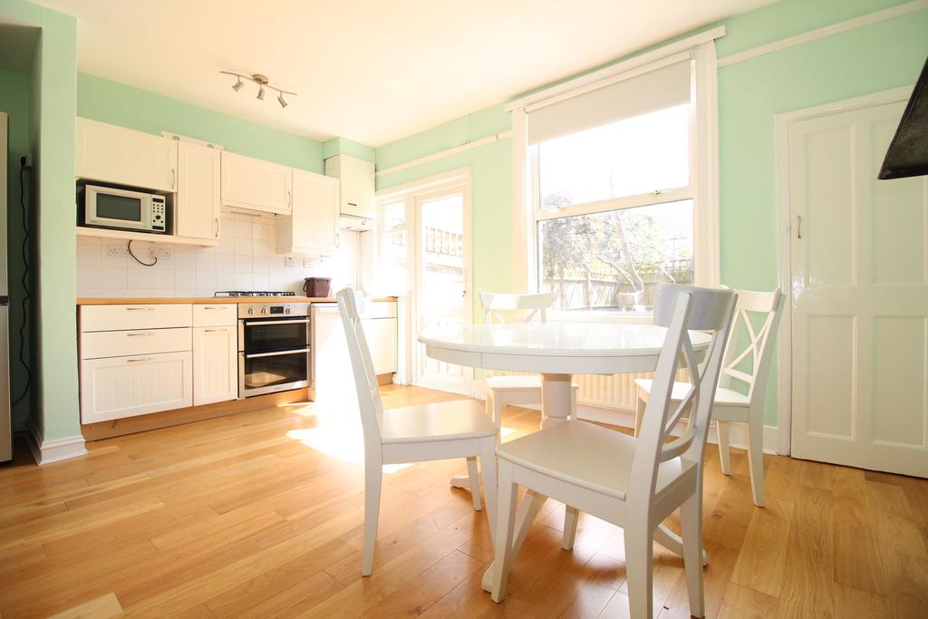 Kingscote Road, New Malden KT3 2 bed terraced house £1,500 pcm (£346 pw)