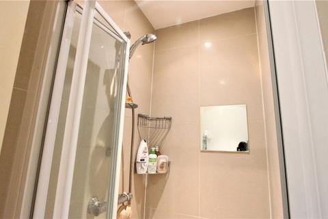 Studio to rent, Seven Sisters Road, Finsbury Park N4