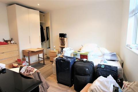 Studio to rent, Seven Sisters Road, Finsbury Park N4