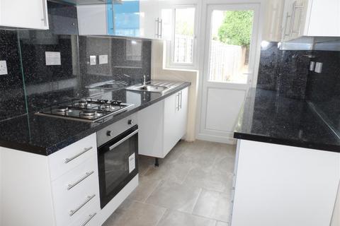 3 bedroom semi-detached house to rent, Beechwood Avenue, Ruislip