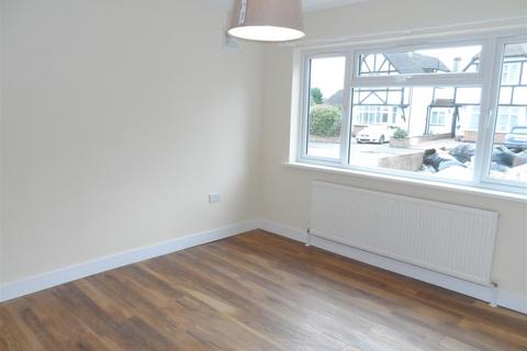 3 bedroom semi-detached house to rent, Beechwood Avenue, Ruislip