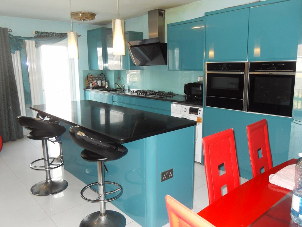 Kitchen / breakfast bar