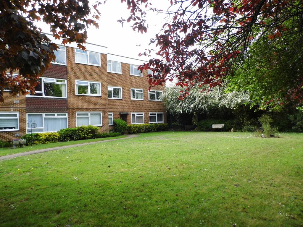 Petands Court, Randall Drive, Hornchurch RM12 2 bed flat £1,050 pcm
