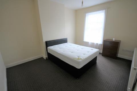 1 bedroom terraced house to rent, Woodview Place,  Leeds, LS11