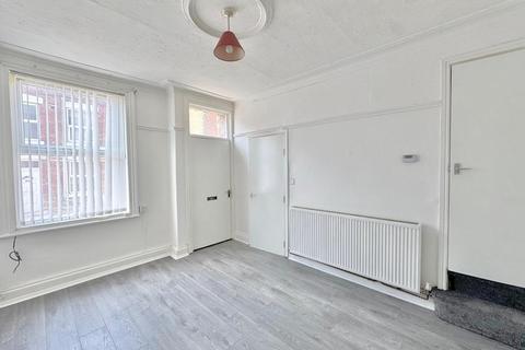 1 bedroom terraced house to rent, Woodview Place,  Leeds, LS11