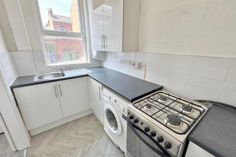 1 bedroom terraced house to rent, Woodview Place,  Leeds, LS11