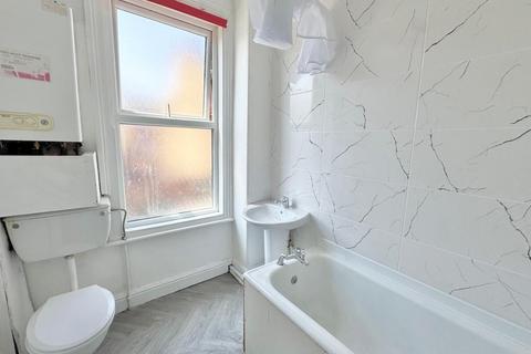 1 bedroom terraced house to rent, Woodview Place,  Leeds, LS11