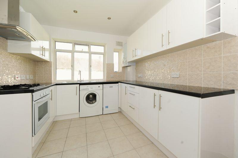 Ruislip Court, West End Road, Ruislip 2 bed flat £1,200 pcm (£277 pw)