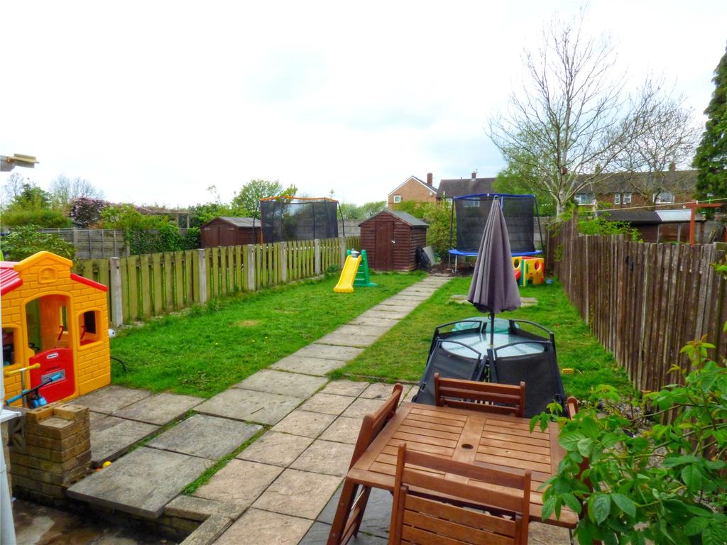 Fir Tree Avenue, Fitton Hill, Oldham, Greater Manchester, OL8 3 bed