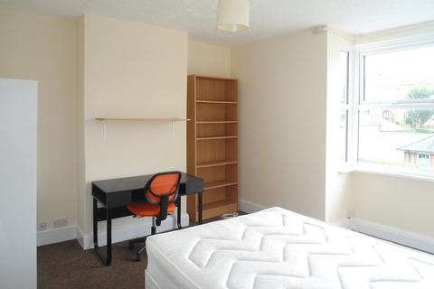 2 bedroom flat to rent, Milner Road, Coombe Road