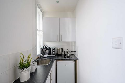 Studio to rent, Hill Street W1