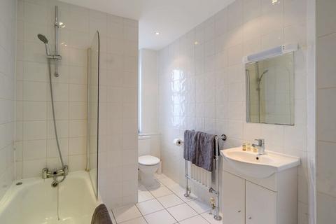 Studio to rent, Hill Street W1