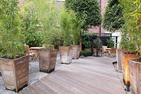 Studio to rent, Hill Street W1